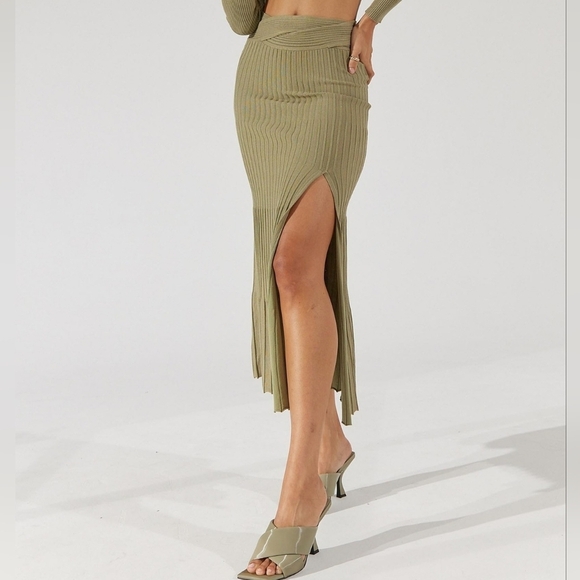 $149 NWT SOVERE Inertia Midi Skirt In Green Tea Size Medium / 10 - Picture 1 of 5